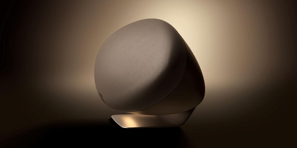 Bowers & Wilkins Zeppelin Pro Edition Solar Gold sütét háttérrel oldalról