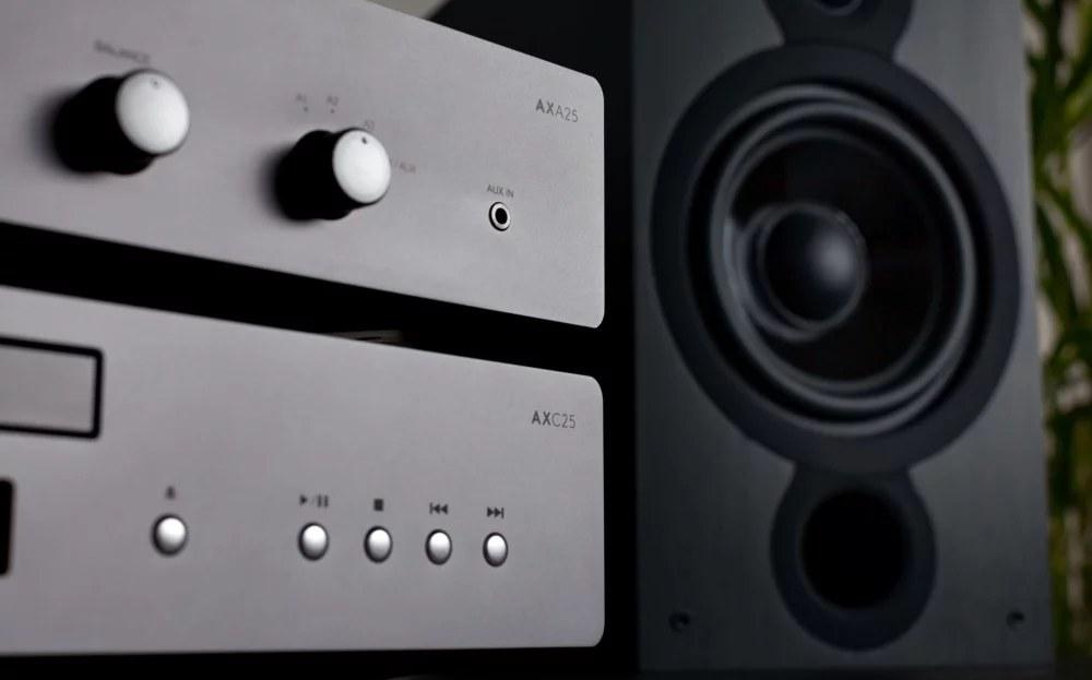 AXA25 és AXC25 egymásra helyezve egy Cambridge Audio SX-60 hangszóró mellett